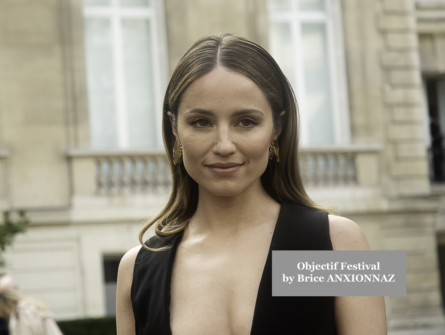 Photo streetstyle de Mary Charteris - Streetstyle photos of guest arrivals at the Nina Ricci show lors du défilé Nina Ricci Spring 2025 à Streetstyle-photos-of-guest-arrivals-at-the-Nina-Ricci-show, Paris Fashion Week le 7 March 2025 par Brice ANXIONNAZ (Objectif Festival)
